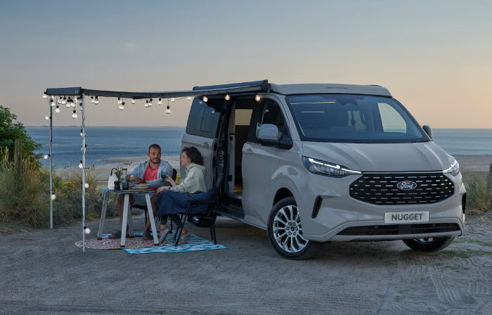 Ford Nugget op het strand