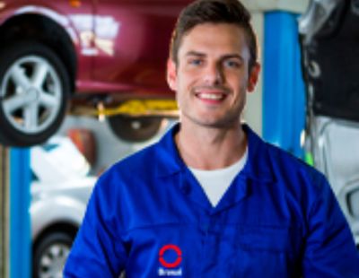 Funcionário uniformizado da Ford Brasal