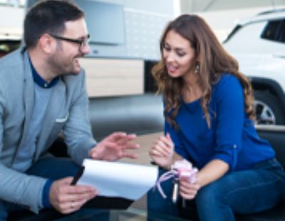 Homem e Mulher sentados conversando