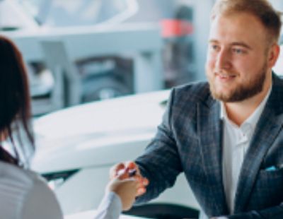 Homem e Mulher fechando negócios