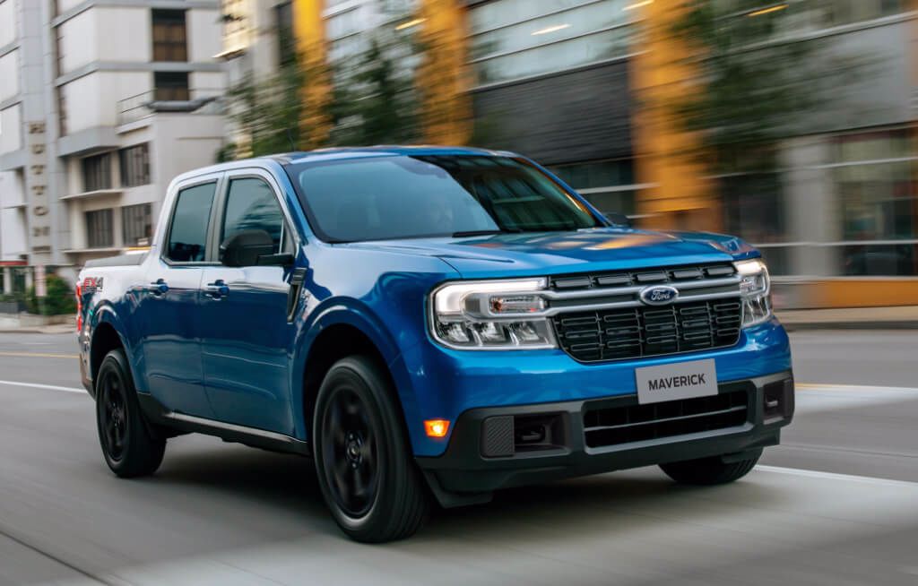 Ford Maverick Azul na cidade