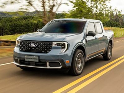 Picape Ford Maverick Hybrid em movimento na estrada