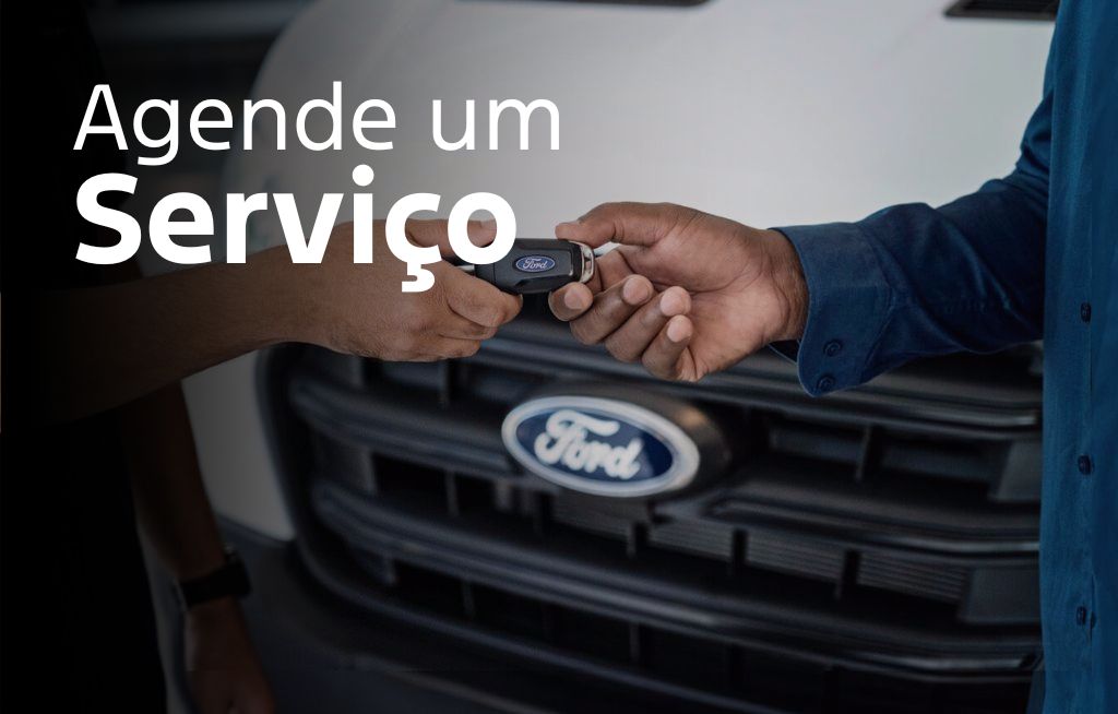 Foto de suas pessoas segurando chave Ford na frente de um veículo Ford