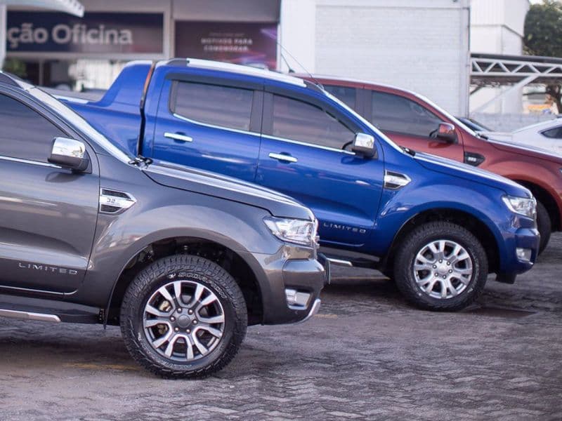 Três picapes Ford Ranger Limited estacionadas paralelamente
