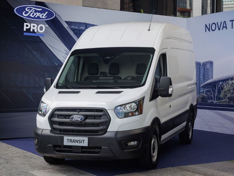 Furgão Ford Transit em exibição para evento Ford Pro