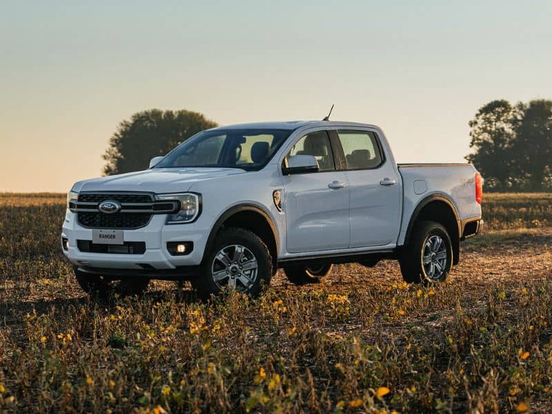 Picape Ford Ranger em ambiente campestre