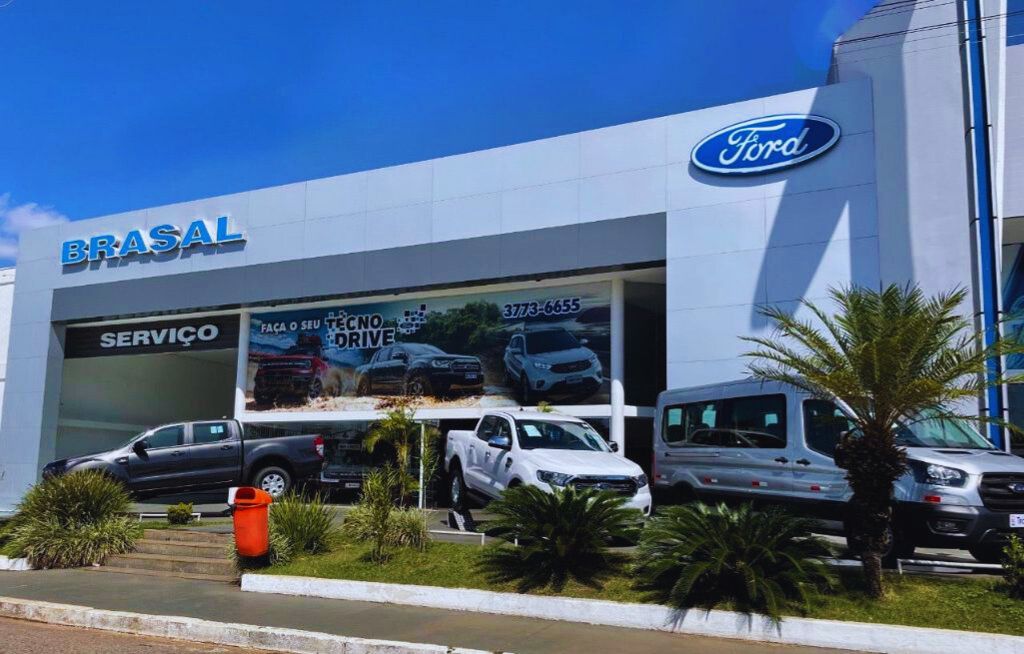 Fachada da Concessionária Ford Brasal com veículos Ford na frente