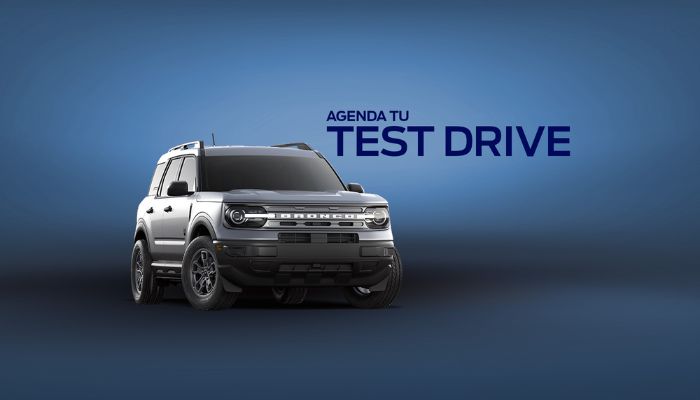 Bronco Sport gris en un fondo azul