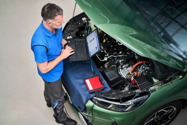 Ford Service Ford Kuga wird in Service-Werkstatt von Mechaniker untersucht