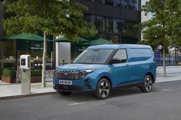 E-Transit Courier wird geladen