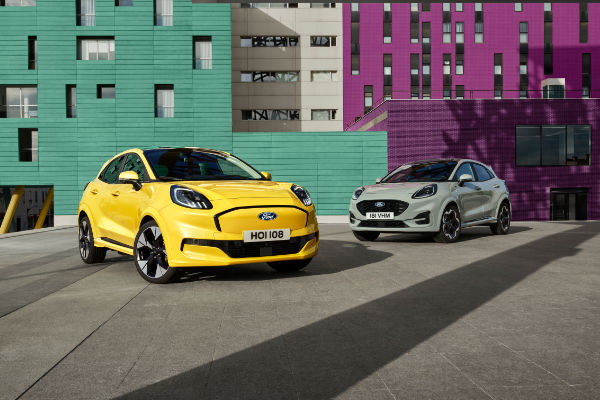 Ford Puma und Puma Gen-E vor buntem Hintergrund