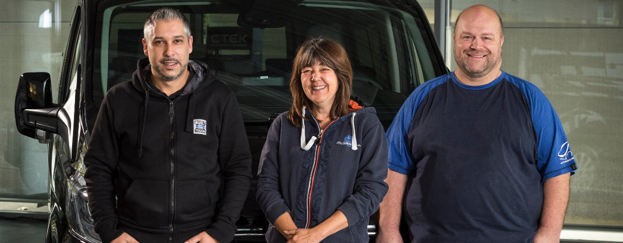 Rene Hächler Team steht vor Nutzfahrzeug