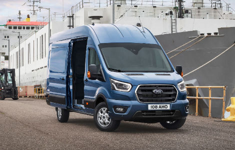 Ford Transit vor Schiff mit offener Tür