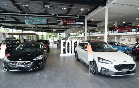 Zwei Neuwagen stehen in Showroom in Garage Helbling