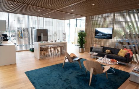 Garage Helbling Empfangbereich mit Stühlen und Tischen