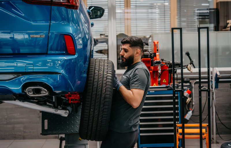 Automechaniker in Werkstatt