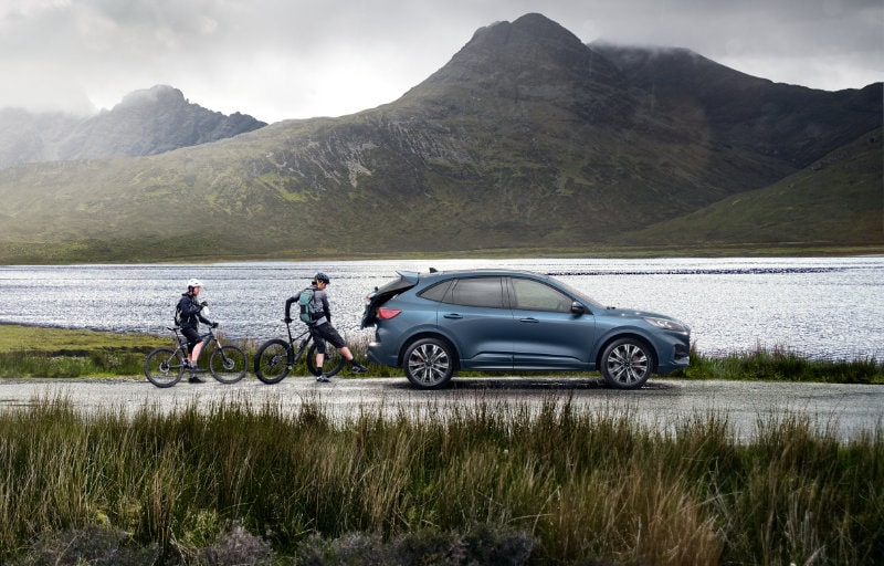 Ford Kuga und Radfahrer