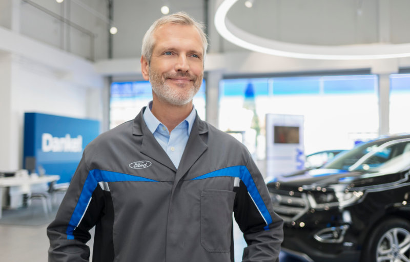 Ford Servicemitarbeiter im Showroom