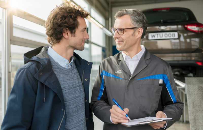 Ford Servicemitarbeiter unterhält sich mit Kunden