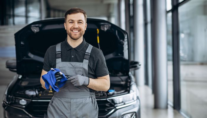 Ford Service Mechaniker vor Auto