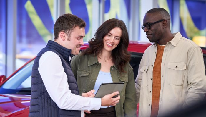 Ford Showroom Kundengespräch