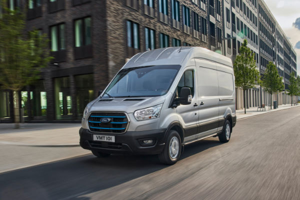 Neuwagen und Occasionen Ford E-Transit fährt auf Strasse