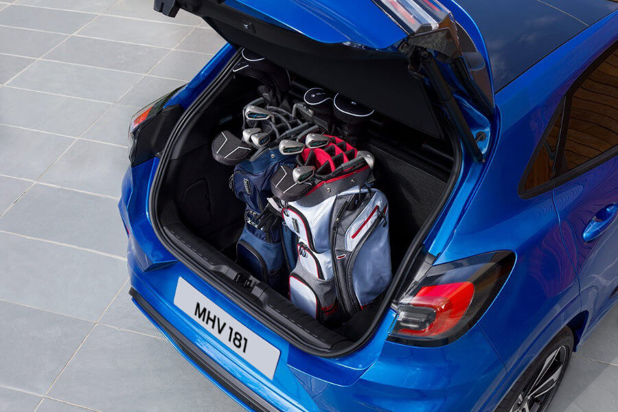 Gepäckraum mit zwei Golftaschen eines blauen Ford Pumas