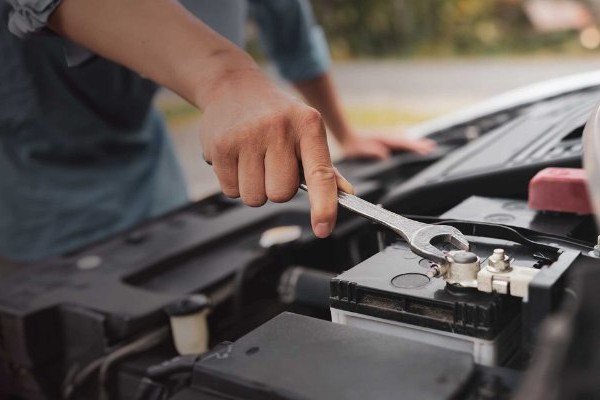 Ford Service Hand eines Mechanikers repariert Motor mot Werkzeug