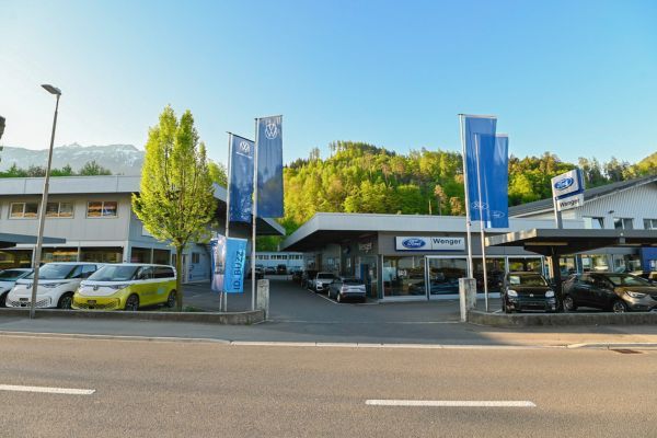 Garage Wenger Eingang der Garage Wenger unter blauem Himmel