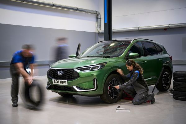 Ford Service wird an einem grünen Ford Kuga durchgeführt