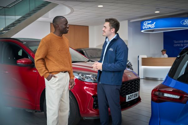 Mitarbeiter und Kunde stehen in Showroom