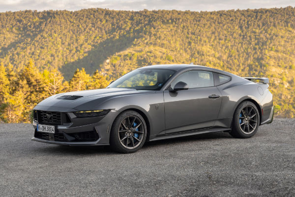 La nouvelle Ford Mustang sur une montagne