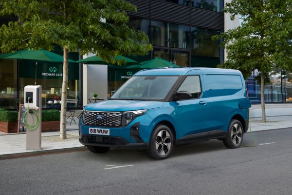 Ford E-Transit Courier Ford E-Transit Courier wird in Strasse aufgeladen