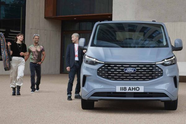 Personen neben dem brandneuen Tourneo Custom