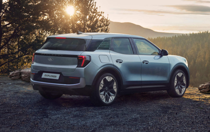 Ford Explorer holdende bagfra