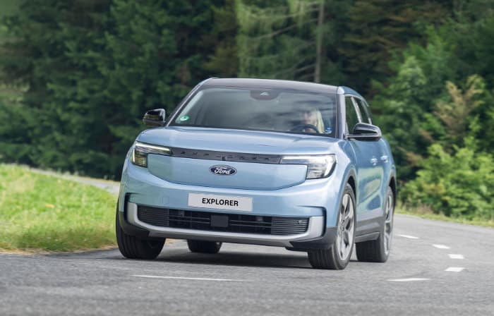 Ford Explorer kørende på vej