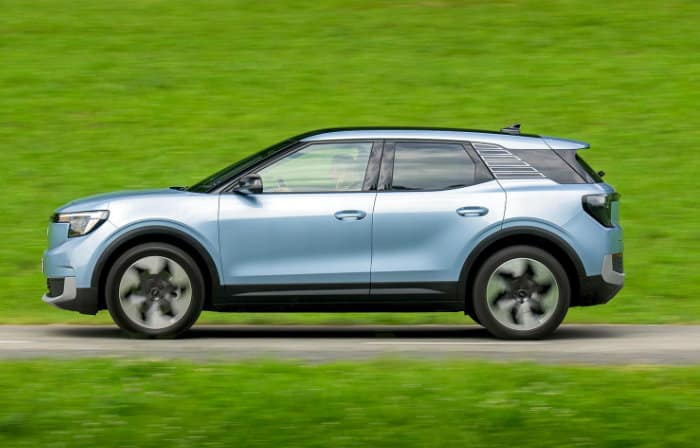 Ford Explorer kørende fra siden