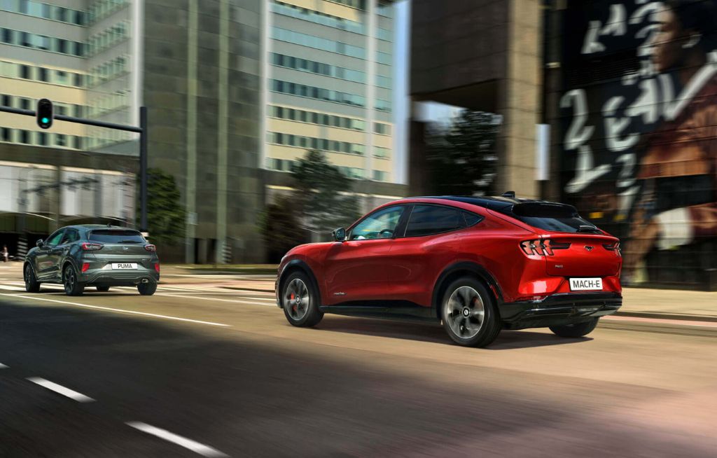 Ford Mach-E et Ford Puma en ville Ford Mach-E et Ford Puma en ville