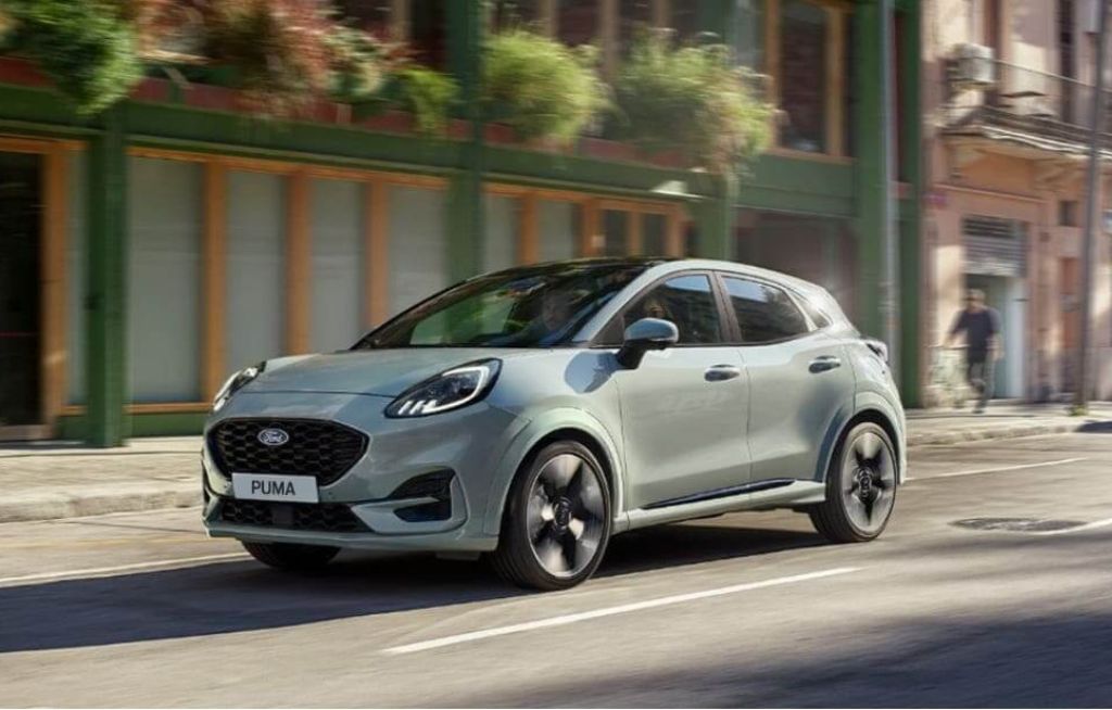 Ford Puma Ford Puma roulant en ville