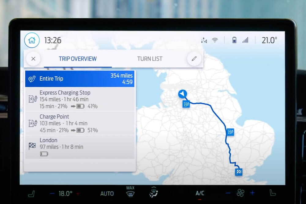 Écran de navigation à bord d’un fourgon électrique Ford E-Transit Custom montrant l’affichage d’un itinéraire