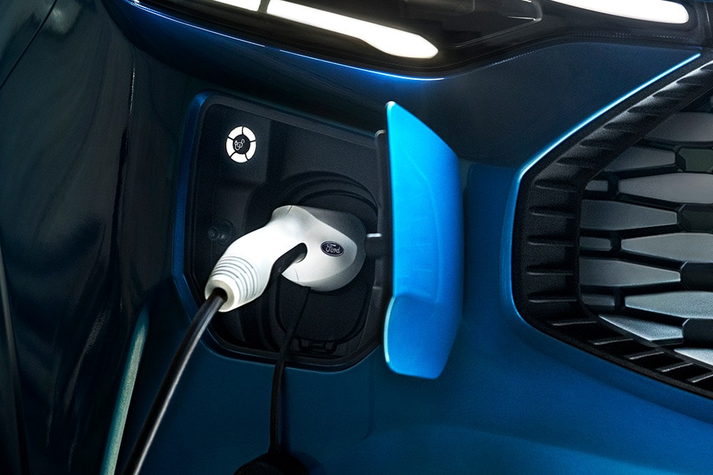 Port de recharge d'un fourgon électrique E-Transit Custom
