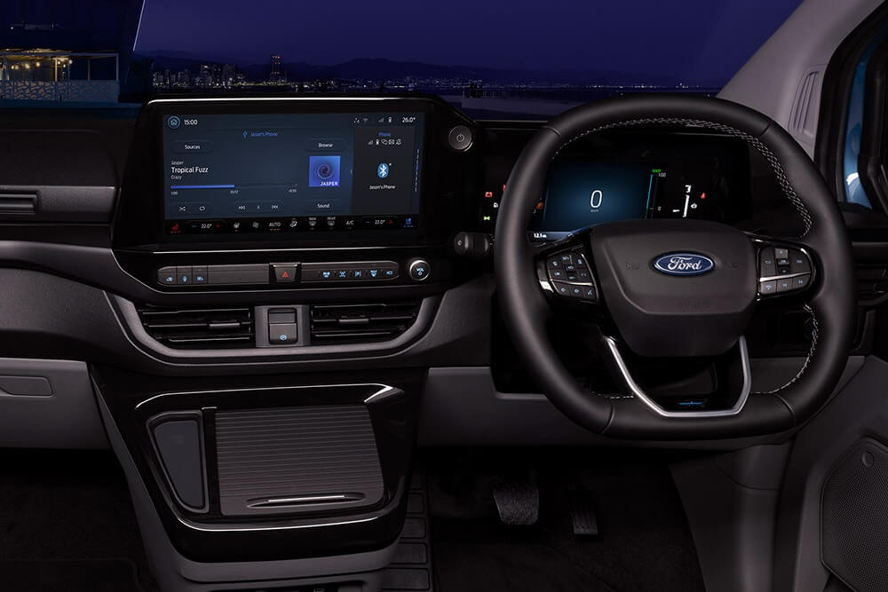 Intérieur du fourgon électrique Ford E-Transit Custom avec sièges conducteur et passager