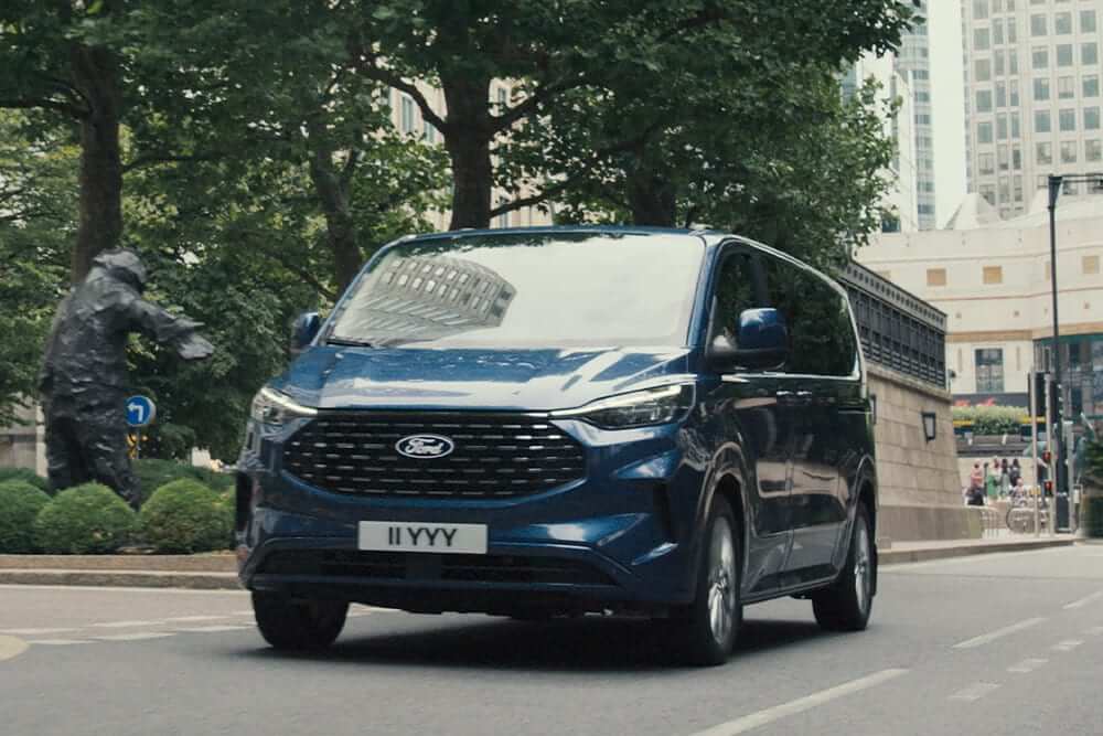 Ford Tourneo Custom bleu vue de face