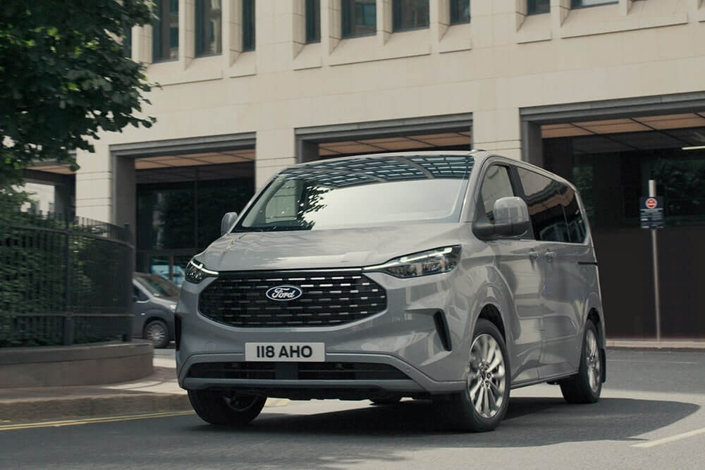 Ford Tourneo Custom gris vue de face