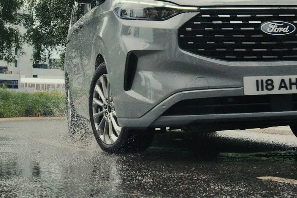 Tourneo Custom vue sur la roue par temps de pluie