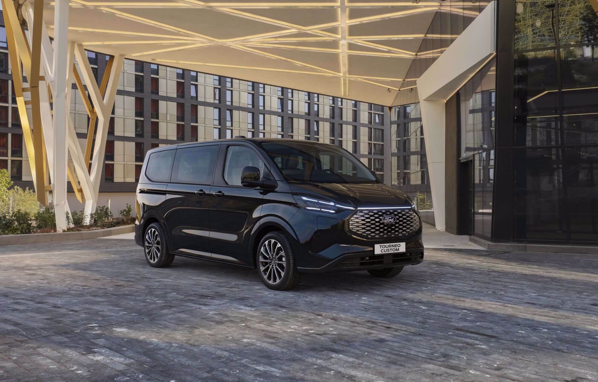 E-Tourmeo Custom  vue de face et de côté