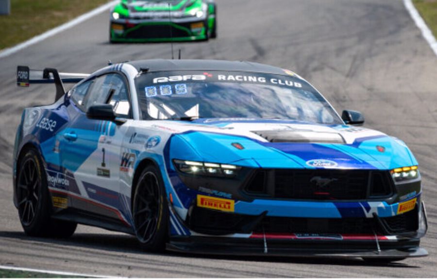 Mustang GT4 op het circuit van Franchorchamps