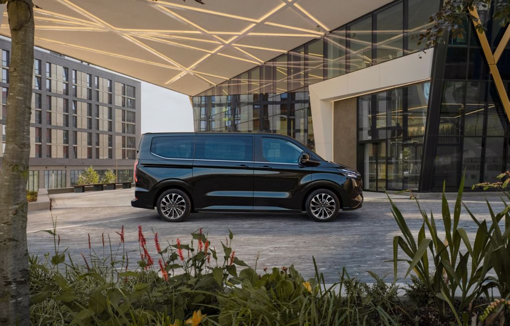 FORD PRO DÉVOILE L'E-TOURNEO CUSTOM ENTIÈREMENT ÉLECTRIQUE