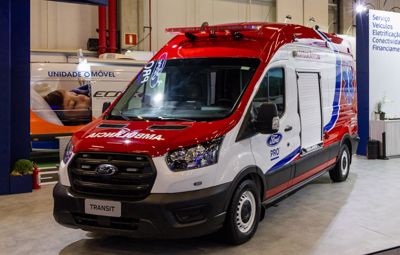 Ford Pro exibe Transit Automática ambulância na feira Hospitalar 2024
