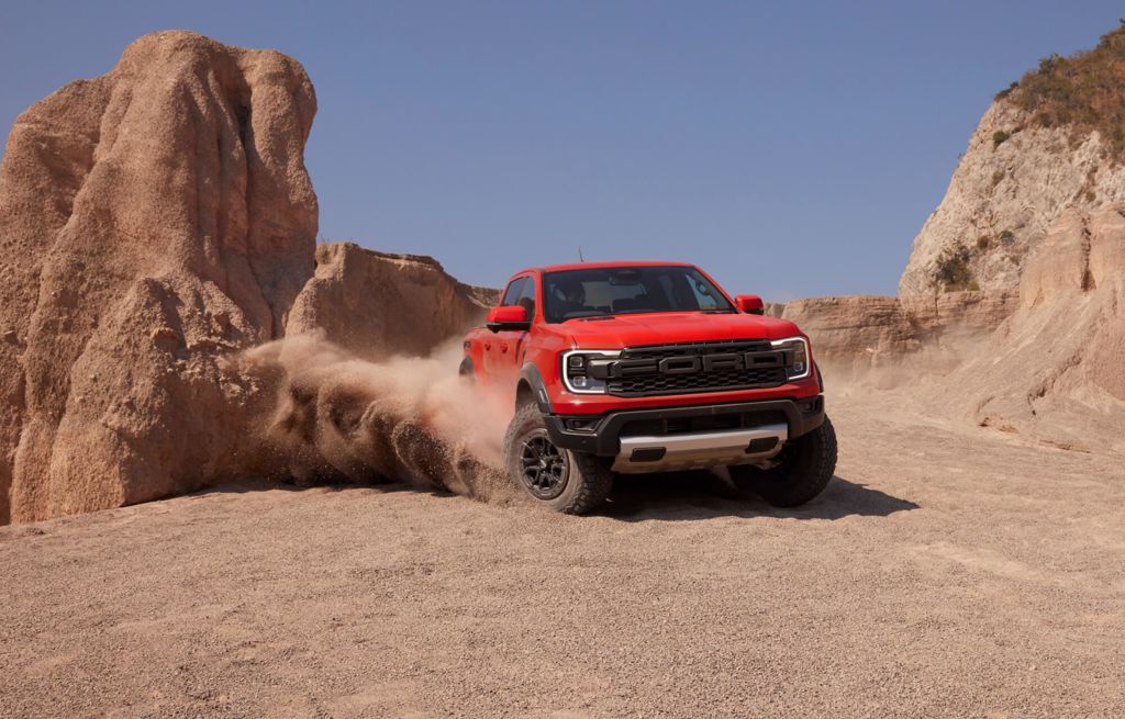 roter Ford Ranger in der Wüste 